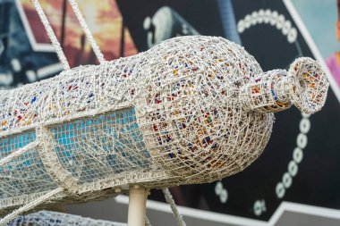 Osaka, Japonya - 16 Nisan 2025: Osaka, GUNDAM NEXT PAVILION 'daki Gundam Plastik Koşucularından Yapılan Uzay Kolonisi Modeli.