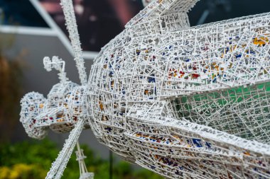 Osaka, Japonya - 16 Nisan 2025: Osaka, GUNDAM NEXT PAVILION 'daki Gundam Plastik Koşucularından Yapılan Uzay Kolonisi Modeli.