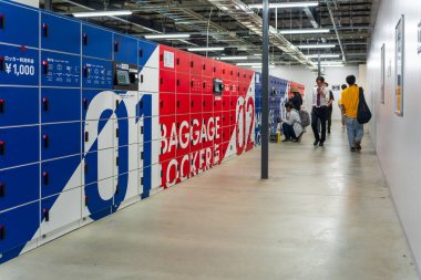 Osaka, Japonya - Haziran 12025: 2025 Osaka Kansai Fuarı 'nın doğu kapısında ziyaretçi rahatlığı için güvenli bagaj dolapları.