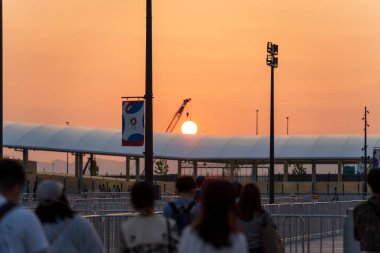 Osaka, Japonya - Haziran 12025: Osaka Metro Yumeshima İstasyonu 'na doğru ilerleyen kalabalık 2025 Osaka, Kansai, Japonya' dan gün batımında ayrıldı..