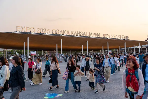 Osaka, Japonya - Haziran 12025: 2025 tarihli Dünya Fuarı 'nın doğu kapısından kalabalık ayrılmaya başladı..