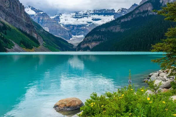 Louise Gölü 'nün göz kamaştırıcı yaz manzarası canlı turkuaz-mavi suyu, Banff Ulusal Parkı, Kanada Kayalıkları.