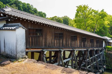 Tarihi Ohashi Roka, Wakayama, Japonya 'daki Wakayama Kalesi' ndeki hendeğin üzerindeki ahşap koridor köprüsü..