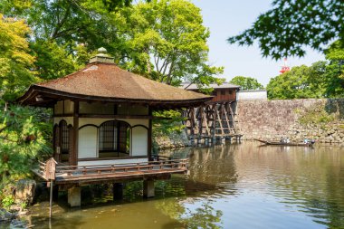 Engyokaku, Wakayama Kalesi 'ndeki Momijidani Japon Bahçesi' ndeki göletin üzerinde resim gibi bir pavyon. Wakayama Şehri, Japonya.