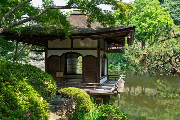 Engyokaku, Wakayama Kalesi 'ndeki Momijidani Japon Bahçesi' ndeki göletin üzerinde resim gibi bir pavyon. Wakayama Şehri, Japonya.