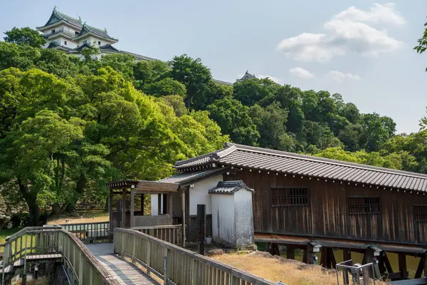 Tarihi Ohashi Roka, Wakayama, Japonya 'daki Wakayama Kalesi' ndeki hendeğin üzerindeki ahşap koridor köprüsü..
