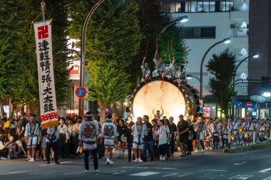 Hirosaki, Aomori, Japonya - 5 Ağustos 2024: Ünlü bir yaz etkinliği olan Hirosaki Neputa Festivali 'nde dev Tsugaru Joppari Odaiko davulu geçit törenine liderlik ediyor.