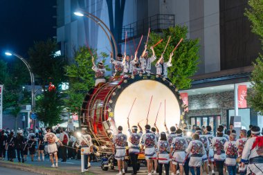 Hirosaki, Aomori, Japonya - 5 Ağustos 2024: Ünlü bir yaz etkinliği olan Hirosaki Neputa Festivali 'nde dev Tsugaru Joppari Odaiko davulu geçit törenine liderlik ediyor.