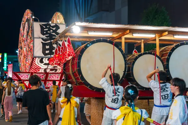Hirosaki, Aomori, Japonya - 5 Ağustos 2024: Hirosaki Neputa Festivali. Neputa Bayashi müzisyenleri geleneksel flüt ve Taiko davulları çalarak gece yürüyüşü için enerjik bir ritim yaratıyorlar..