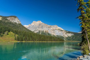 Yazın güneşli bir günde arka planda Michael Peak Dağı ile birlikte Emerald Gölü. Yoho Ulusal Parkı, Kanada Kayalıkları, Britanya Kolumbiyası, Kanada.