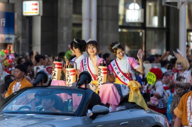 Aomori Şehri, Japonya - 6 Ağustos 2024: Festival elçisi Bayan Nebuta, Aomori Nebuta Festivali gecesi geçit töreninde kalabalığa arabadan el sallıyor.