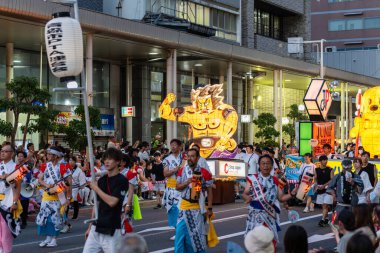 Aomori Şehri, Japonya - 6 Ağustos 2024: Geleneksel kostümlü Enerjik Haneto dansçıları, Aomori Nebuta Festivali geçit törenine canlılık getirdi..