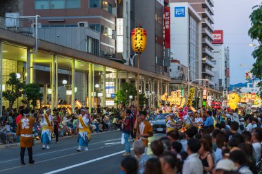 Aomori Şehri, Japonya - 6 Ağustos 2024: Aomori Nebuta Festivali komitesinin başkanı, canlı gece geçit törenine önderlik ediyor..
