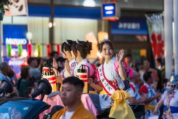 Aomori Şehri, Japonya - 6 Ağustos 2024: Festival elçisi Bayan Nebuta, Aomori Nebuta Festivali gecesi geçit töreninde kalabalığa arabadan el sallıyor.