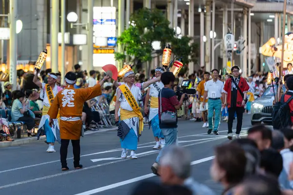 Aomori Şehri, Japonya - 6 Ağustos 2024: Aomori Nebuta Festivali komitesinin başkanı, canlı gece geçit törenine önderlik ediyor..