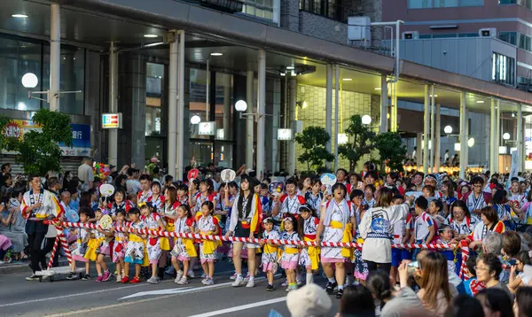 Aomori Şehri, Japonya - 6 Ağustos 2024: Geleneksel kostümlü Enerjik Haneto dansçıları, Aomori Nebuta Festivali geçit törenine canlılık getirdi..