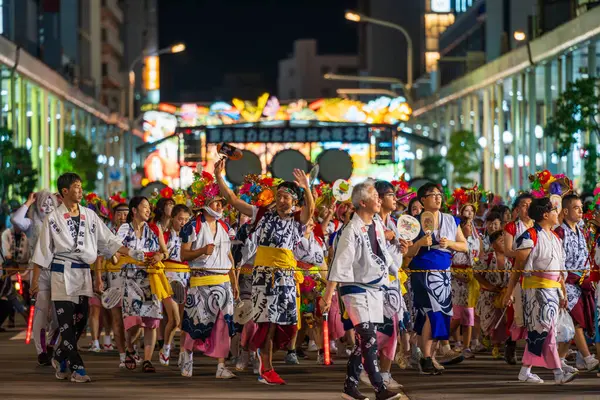 Aomori Şehri, Japonya - 6 Ağustos 2024: Geleneksel kostümlü Enerjik Haneto dansçıları, Aomori Nebuta Festivali geçit törenine canlılık getirdi..