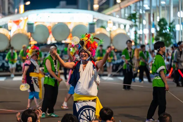 Aomori Şehri, Japonya - 6 Ağustos 2024: Geleneksel kostümlü Enerjik Haneto dansçıları, Aomori Nebuta Festivali geçit törenine canlılık getirdi..
