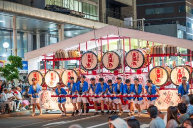 Aomori Şehri, Japonya - 6 Ağustos 2024: Nebuta Bayashi müzisyenleri geleneksel enstrümanlar çalarak Aomori Nebuta Festivali geçit töreni için sembolik bir ses yarattı.