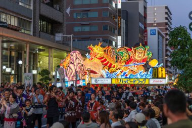 Aomori Şehri, Japonya - 6 Ağustos 2024: Aomori Nebuta Festivali sırasında şehirde efsanevi bir savaşçı geçit töreni düzenlendi..
