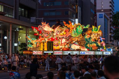 Aomori Şehri, Japonya - 6 Ağustos 2024: Aomori Nebuta Festivali sırasında şehirde efsanevi bir savaşçı geçit töreni düzenlendi..