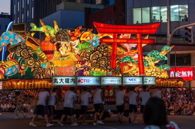 Aomori Şehri, Japonya - 6 Ağustos 2024: Aomori Nebuta Festivali sırasında şehirde efsanevi bir savaşçı geçit töreni düzenlendi..