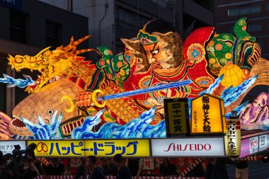 Aomori Şehri, Japonya - 6 Ağustos 2024: Aomori Nebuta Festivali sırasında şehirde efsanevi bir savaşçı geçit töreni düzenlendi..