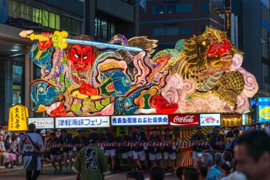Aomori Şehri, Japonya - 6 Ağustos 2024: Aomori Nebuta Festivali sırasında şehirde efsanevi bir savaşçı geçit töreni düzenlendi..