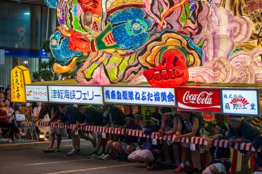 Aomori Şehri, Japonya - 6 Ağustos 2024: Aomori Nebuta Festivali sırasında şehirde efsanevi bir savaşçı geçit töreni düzenlendi..