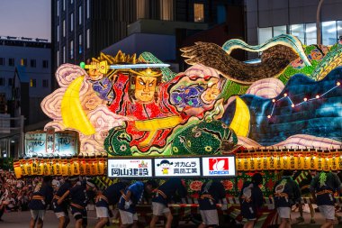 Aomori Şehri, Japonya - 6 Ağustos 2024: Aomori Nebuta Festivali sırasında şehirde efsanevi bir savaşçı geçit töreni düzenlendi..