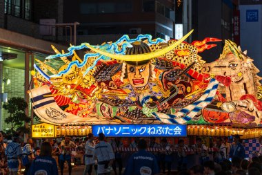 Aomori Şehri, Japonya - 6 Ağustos 2024: Aomori Nebuta Festivali sırasında şehirde efsanevi bir savaşçı geçit töreni düzenlendi..