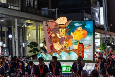 Aomori Şehri, Japonya - 6 Ağustos 2024: Aomori Nebuta Festivali sırasında şehirde efsanevi bir savaşçı geçit töreni düzenlendi..