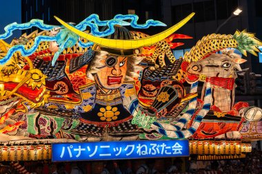 Aomori Şehri, Japonya - 6 Ağustos 2024: Aomori Nebuta Festivali sırasında şehirde efsanevi bir savaşçı geçit töreni düzenlendi..