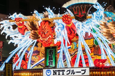 Aomori Şehri, Japonya - 6 Ağustos 2024: Aomori Nebuta Festivali sırasında şehirde efsanevi bir savaşçı geçit töreni düzenlendi..