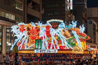 Aomori Şehri, Japonya - 6 Ağustos 2024: Aomori Nebuta Festivali sırasında şehirde efsanevi bir savaşçı geçit töreni düzenlendi..