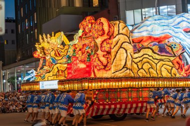 Aomori Şehri, Japonya - 6 Ağustos 2024: Aomori Nebuta Festivali sırasında şehirde efsanevi bir savaşçı geçit töreni düzenlendi..
