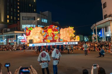 Aomori Şehri, Japonya - 6 Ağustos 2024: Aomori Nebuta Festivali sırasında şehirde efsanevi bir savaşçı geçit töreni düzenlendi..