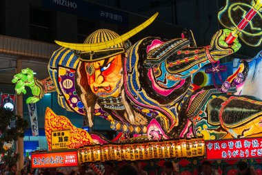 Aomori Şehri, Japonya - 6 Ağustos 2024: Aomori Nebuta Festivali sırasında şehirde efsanevi bir savaşçı geçit töreni düzenlendi..