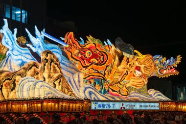 Aomori Şehri, Japonya - 6 Ağustos 2024: Aomori Nebuta Festivali sırasında şehirde efsanevi bir savaşçı geçit töreni düzenlendi..
