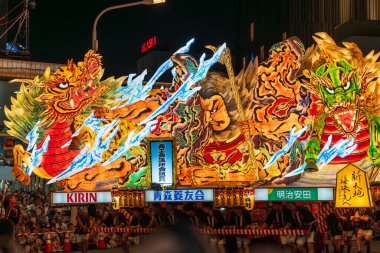 Aomori Şehri, Japonya - 6 Ağustos 2024: Aomori Nebuta Festivali sırasında şehirde efsanevi bir savaşçı geçit töreni düzenlendi..