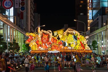 Aomori Şehri, Japonya - 6 Ağustos 2024: Aomori Nebuta Festivali sırasında şehirde efsanevi bir savaşçı geçit töreni düzenlendi..
