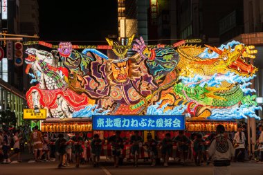 Aomori Şehri, Japonya - 6 Ağustos 2024: Aomori Nebuta Festivali sırasında şehirde efsanevi bir savaşçı geçit töreni düzenlendi..