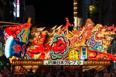 Aomori Şehri, Japonya - 6 Ağustos 2024: Aomori Nebuta Festivali sırasında şehirde efsanevi bir savaşçı geçit töreni düzenlendi..