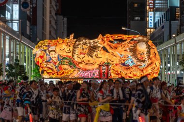 Aomori Şehri, Japonya - 6 Ağustos 2024: Aomori Nebuta Festivali sırasında şehirde efsanevi bir savaşçı geçit töreni düzenlendi..
