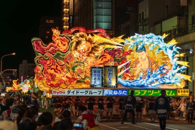 Aomori Şehri, Japonya - 6 Ağustos 2024: Aomori Nebuta Festivali sırasında şehirde efsanevi bir savaşçı geçit töreni düzenlendi..