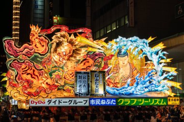 Aomori Şehri, Japonya - 6 Ağustos 2024: Aomori Nebuta Festivali sırasında şehirde efsanevi bir savaşçı geçit töreni düzenlendi..