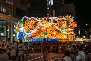 Aomori Şehri, Japonya - 6 Ağustos 2024: Aomori Nebuta Festivali sırasında şehirde efsanevi bir savaşçı geçit töreni düzenlendi..