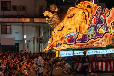 Aomori Şehri, Japonya - 6 Ağustos 2024: Büyük bir Nebuta şamandırası seyircilere yaklaşarak Aomori Nebuta Festivali 'nde derin bir deneyim yarattı.