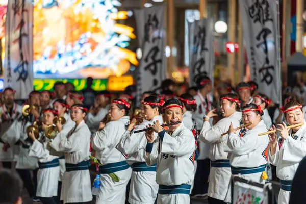 Aomori Şehri, Japonya - 6 Ağustos 2024: Nebuta Bayashi müzisyenleri geleneksel enstrümanlar çalarak Aomori Nebuta Festivali geçit töreni için sembolik bir ses yarattı.