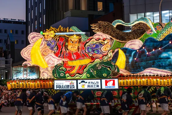 Aomori Şehri, Japonya - 6 Ağustos 2024: Aomori Nebuta Festivali sırasında şehirde efsanevi bir savaşçı geçit töreni düzenlendi..